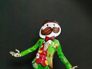 Wah! Pengrajin Kertas Ini Buat Sosok Pria dari Bungkus Keripik Kentang