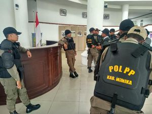 Anggota Satpol PP Mimika Demo Tuntut Bosnya Diganti
