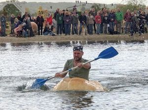 Foto: Adu Cepat Naik Perahu Labu Raksasa