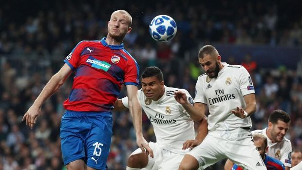 Karim Benzema bawa Madrid unggul 1-0.