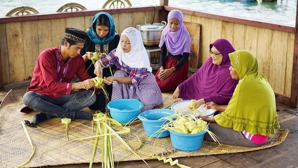 Tidak Hanya Handal Bepetualang, Marshall Sastra MTMA Juga Jago Buat Ketupat