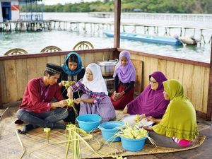 Tidak Hanya Handal Bepetualang, Marshall Sastra MTMA Juga Jago Buat Ketupat