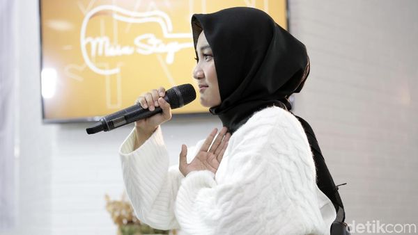 Iis Dahlia, Single Jingga, dan Pacar Baru Fatin di Main Stage