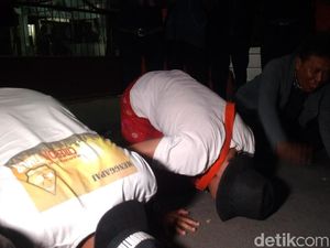 Bupati Cirebon Ditangkap KPK, Aktivis Sujud Syukur di Pendopo Bupati Cirebon Ditangkap KPK, Aktivis Sujud Syukur di Pendopo