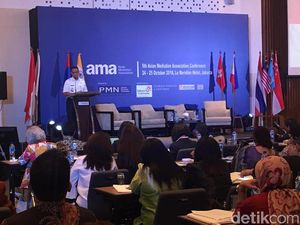 Anies Ingin Camat-Lurah Jadi Mediator Masalah di Jakarta