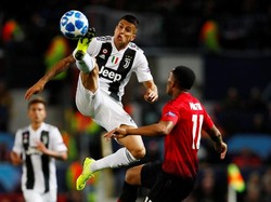 Juventus bertandang ke Old Trafford, Manchester, Inggris, Rabu (24/10/2018), dalam laga matchday ketiga Grup H Liga Champions. Laga berjalan ketat sejak menit pertama. (Foto: Jason Cairnduff/Reuters)