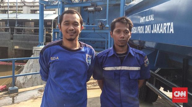 Penjaga Pintu Air Manggarai Urus Banjir Hingga Jenazah