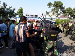 Melihat Demo Berujung Ricuh dalam Simulasi di Bandara Adi Soemarmo