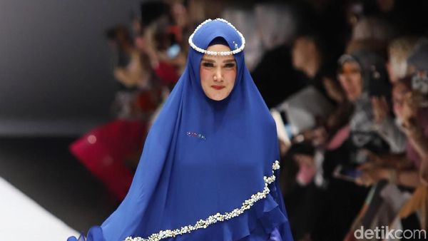 Ini Aksi Mulan Jameela di JFW 2019 dengan Gaya Paskibra