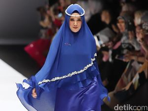 Ini Aksi Mulan Jameela di JFW 2019 dengan Gaya Paskibra Ini Aksi Mulan Jameela di JFW 2019 dengan Gaya Paskibra