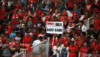 Timnas dulu baru kamu sebuah poster dibentangkan di tribun penonton.