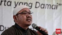 Ketua Umum MUI DKI Jakarta Munahar Mukhtar menandatangani keterangan tertulis berisi desakan agar Sukmawati segera minta maaf