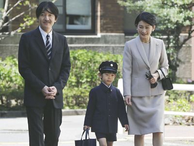 9 Potret Manis Pangeran Hisahito, Calon Kaisar Jepang
