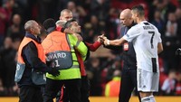 Dalam cengkeraman steward, si suporter dan Ronaldo sempat berbicara. Rupanya dia ingin ber-selfie dengan sang idola. (Foto: Laurence Griffiths/Getty Images)