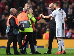 Dalam cengkeraman steward, si suporter dan Ronaldo sempat berbicara. Rupanya dia ingin ber-selfie dengan sang idola. (Foto: Laurence Griffiths/Getty Images)