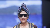 Pakai Turban, Ini Potret Gaya Keren Menteri Susi Saat Jadi Model Catwalk
