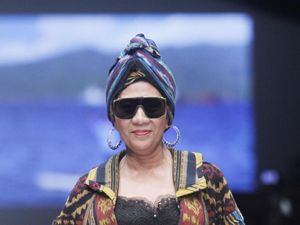 Pakai Turban, Ini Potret Gaya Keren Menteri Susi Saat Jadi Model Catwalk Pakai Turban, Ini Potret Gaya Keren Menteri Susi Saat Jadi Model Catwalk