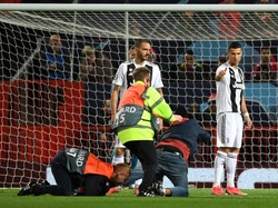 Seorang penyusup masuk ke lapangan di babak pertama. Meski tertangkap steward, si penyusup bisa berjabat tangan dengan Cristiano Ronaldo, mantan bintang MU. (Foto: Michael Regan/Getty Images)