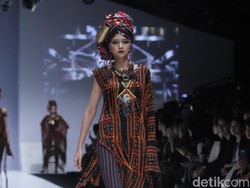 Eksplorasi Kain Tenun Anne Avantie Rajut Harapan Untuk Palu dan Donggala