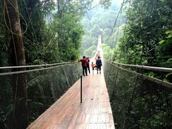 Uji Nyali di Jembatan Gantung Situ Gunung Sukabumi