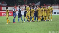 Tak terjadi gol hingga turun minum. Bhayangkara melawan Arema sementara masih 0-0.