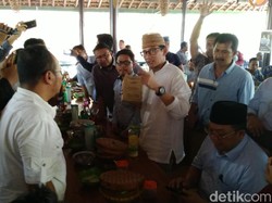 Kagetnya Sandiaga Diberi Segepok Uang oleh Mahasiswa di Semarang