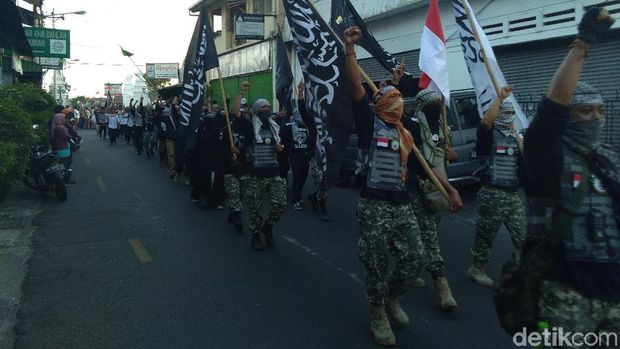 Long march di jalanan sekitar Kampung Suronatan Yogyakarta.