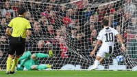 Berdiri bebas di kotak penalti, Dybala mampu menyepak bola liar hasil umpan tarik Cristiano Ronaldo dari sisi kanan. Dengan mudah ia menaklukkan De Gea dari jarak dekat. (Foto: Laurence Griffiths/Getty Images)