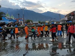 Ribuan Relawan PLN Pulihkan 2.144 Gardu Listrik Palu Pasca Tsunami