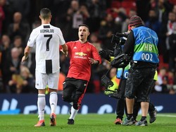 Aksi tersebut ditiru seorang penyusup lain yang beraksi di akhir pertandingan berakhir. Aksinya sukses karena mendapat perhatian dari Ronaldo. (Foto: Laurence Griffiths/Getty Images)