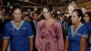 Foto: Intip Gaya Anggun Meghan Markle Saat Blusukan ke Pasar Fiji