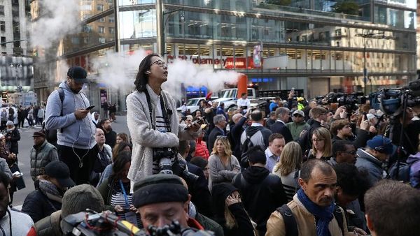 Foto: Ramai-ramai Dievakuasi dari The Time Warner karena Bahan Peledak