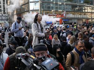 Foto: Ramai-ramai Dievakuasi dari The Time Warner karena Bahan Peledak