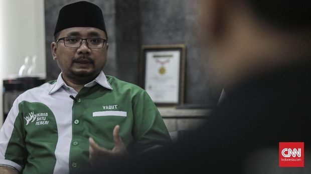 Ketua umum GP Ansor Yaqut Cholil saat wawancara khusus dengan CNNIndonesia.com, Jakarta (24/10). (CNN Indonesia/ Hesti Rika)