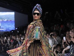 Gaya Susi Pudjiastuti Saat Bergaya Ala Peragawati di JFW 2019