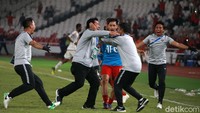 Para staf pelatih juga bergembira.