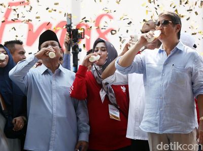 Momen Prabowo Minum Susu di Deklarasi Gerakan Emas