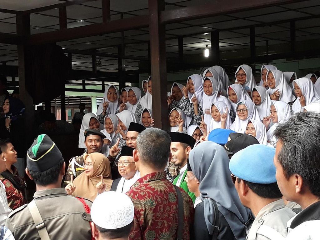 Panwaslu Didesak Usut Dugaan Kampanye Maruf Amin di Ponpes Solo Panwaslu Didesak Usut Dugaan Kampanye Maruf Amin di Ponpes Solo