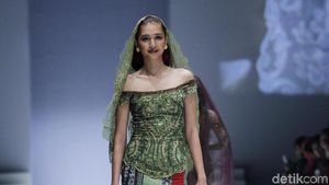 Foto: Gaya Pesohor di Fashion Show Anne Avantie, Menteri Susi hingga Maia