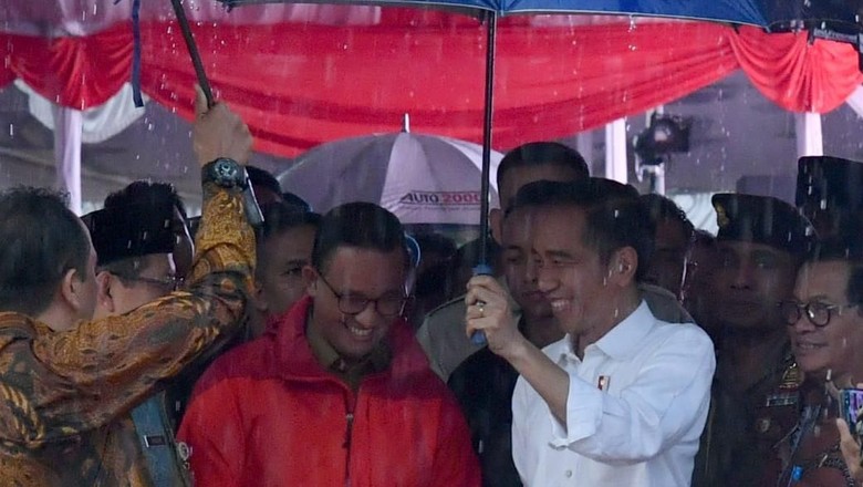 Jokowi: Banyak Mengira Saya dan Anies Ada Masalah, Padahal Tiap Hari Guyon
