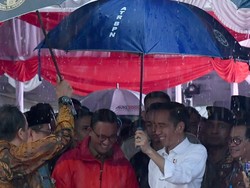 Cerita di Balik Foto Jokowi Seolah Memayungi Anies