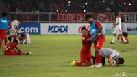 Para pemain merayakan kelolosan mereka ke perempatfinal Piala Asia U-19 2018. Tidak sedikit yang sampai menangis.  