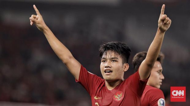 Pesepakbola Timnas Indonesia U-19, Witan Sulaeman melakukan selebrasi usai memasukan bola ke gawang  Uni Emirat Arab U-19  pada laga Grup A Piala Asia U-19 2018 di Stadion Utama Gelora Bung Karno, Jakarta (24/10). ( CNN Indonesia/ Hesti Rika)