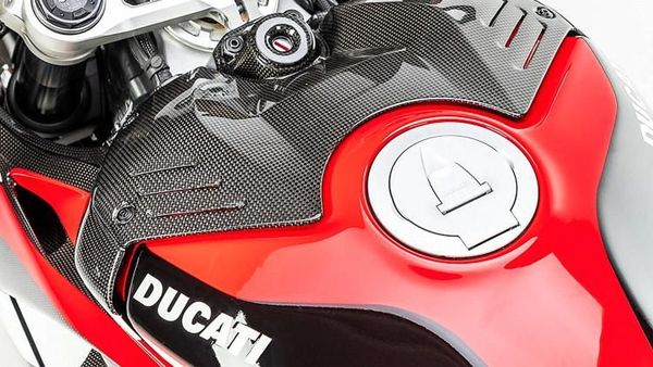 Ducati Panigale V4 Bermotif Karbon Keren Abis!