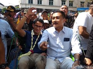 Tiba di Salatiga Sandiaga Naik Becak dan Cicipi Sambel Tumpang