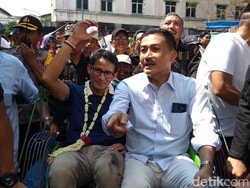 Tiba di Salatiga Sandiaga Naik Becak dan Cicipi Sambel Tumpang