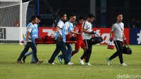 Egy ditandu keluar lapangan.