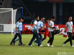 Egy ditandu keluar lapangan.