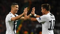 Di menit 17 Ronaldo melepaskan crossing yang memantul setelah mengenai Chris Smalling. Bola lantas disambar Paulo Dybala menjadi gol (Michael Regan/Getty Images)
