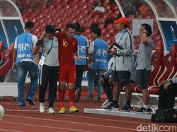 Egy mendapat cedera usai dilanggar saat akan melepaskan tendangan ke gawang lawan.